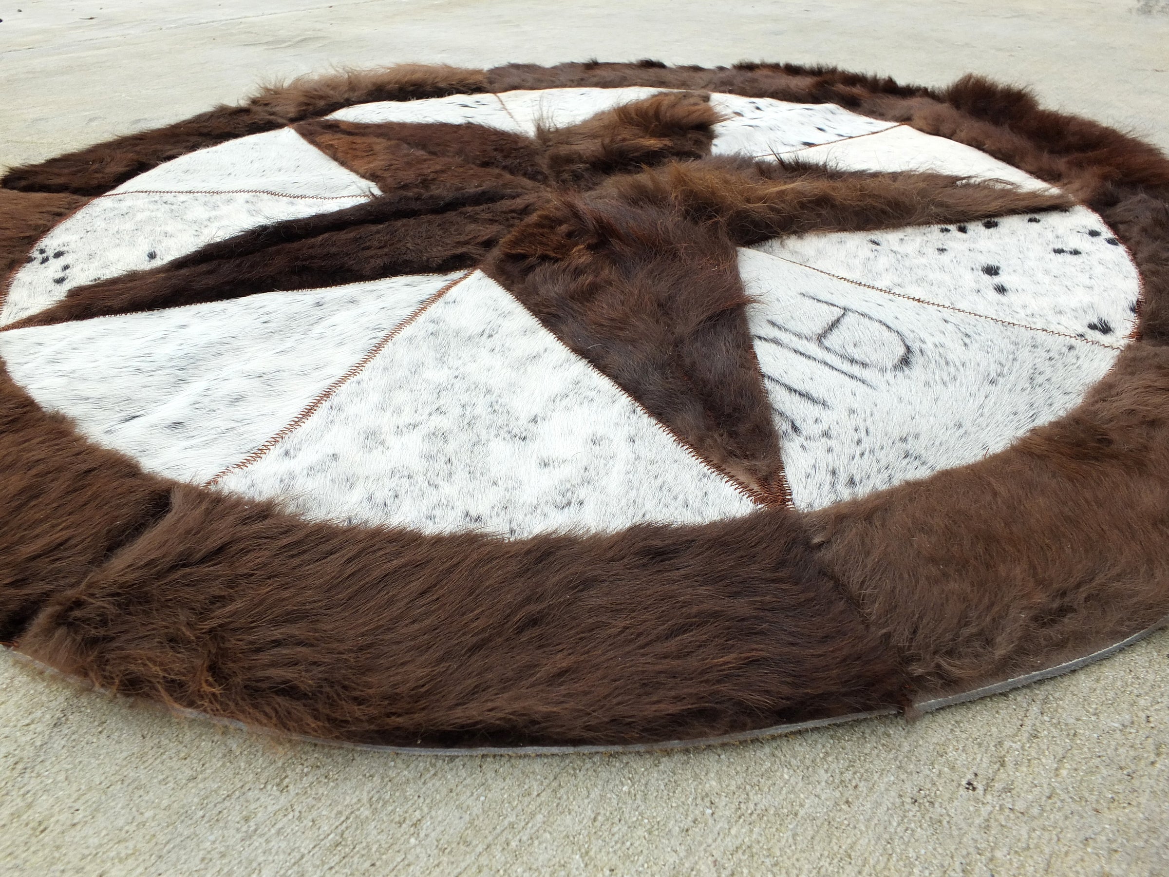 Round Area Rug – Bison with Star Border (42